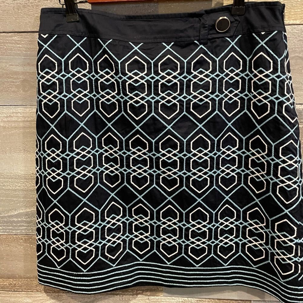 Ann Taylor 12 navy embroidered skirt w/side zip closure